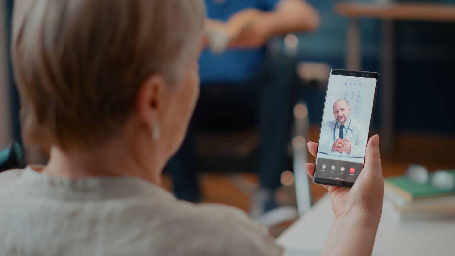 Mulher em consulta online de telemedicina